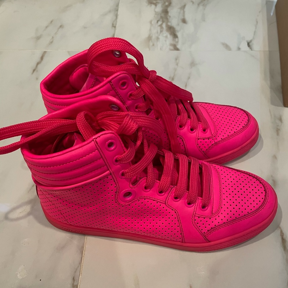 Women’s Gucci sneakers